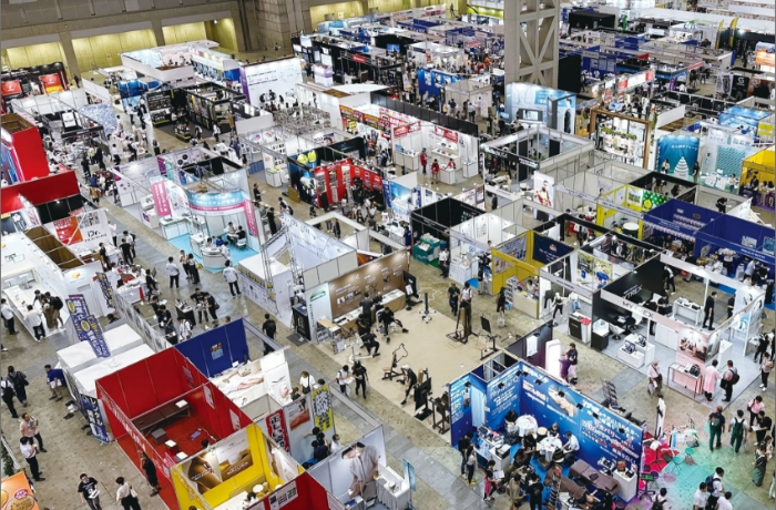 Overview of the exhibition floor at SPORTEC Thailand 2026 in Bangkok, showing exhibitors and fitness product categories.